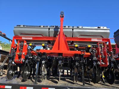 Nova Laranjeiras recebe novos equipamentos para agricultura e infraestrutura